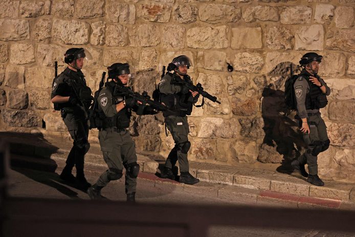 Israëlische politieagenten bij de al-Aqsa-moskee in Jeruzalem.