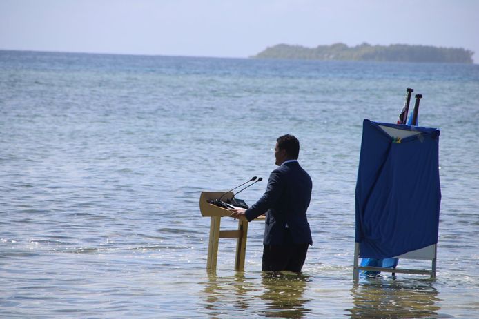 Simon Kofe, le ministre des Affaires étrangères, a prononcé son discours pour la COP26 depuis l'océan Pacifique.