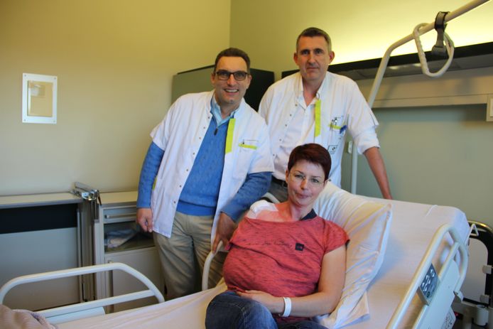 Anesthesist Harald Verschueren bracht Nathalie Lebrun onder hypnose terwijl chirurg Olivier Fabre aan schouder opereerde.