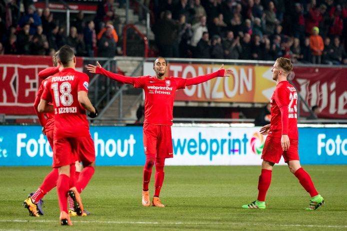 Jerson Cabral viert zijn goal voor FC Twente tegen PEC Zwolle.