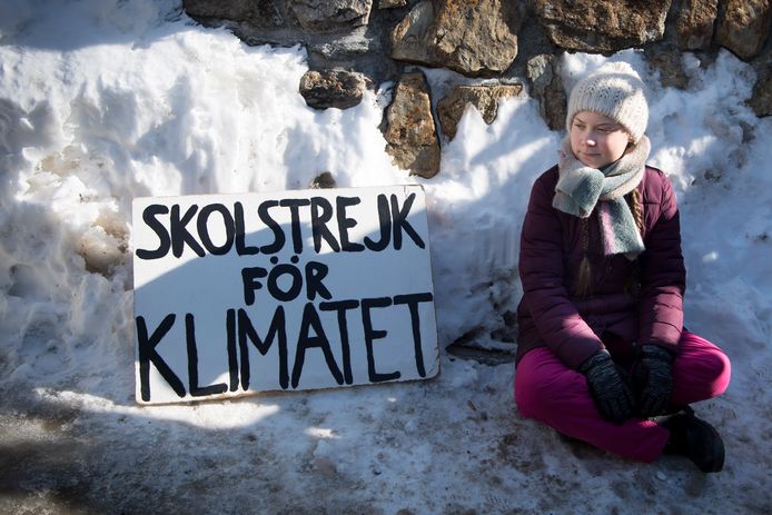 ‘Schoolstaking voor het klimaat’, staat er op haar bordje te lezen.