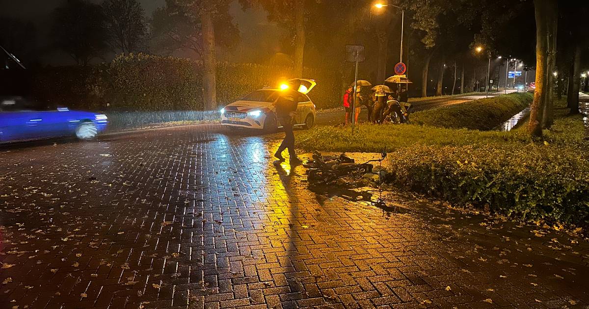 Brommer en bestuurder glijden meters door na aanrijding in Putten.
