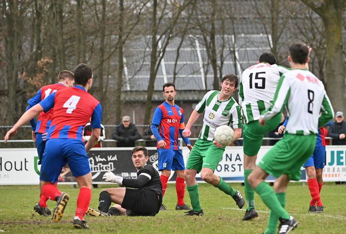 Heijen in actie tegen DSV (groenwit).