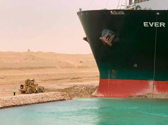 Drieduizend boeken van Eva Mouton zitten vast op vastgelopen schip op Suezkanaal