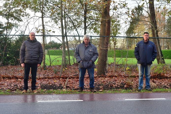 Buurtbewoners aan de Scherpenbergsebaan met op de achtergrond het bedrijf SMT.