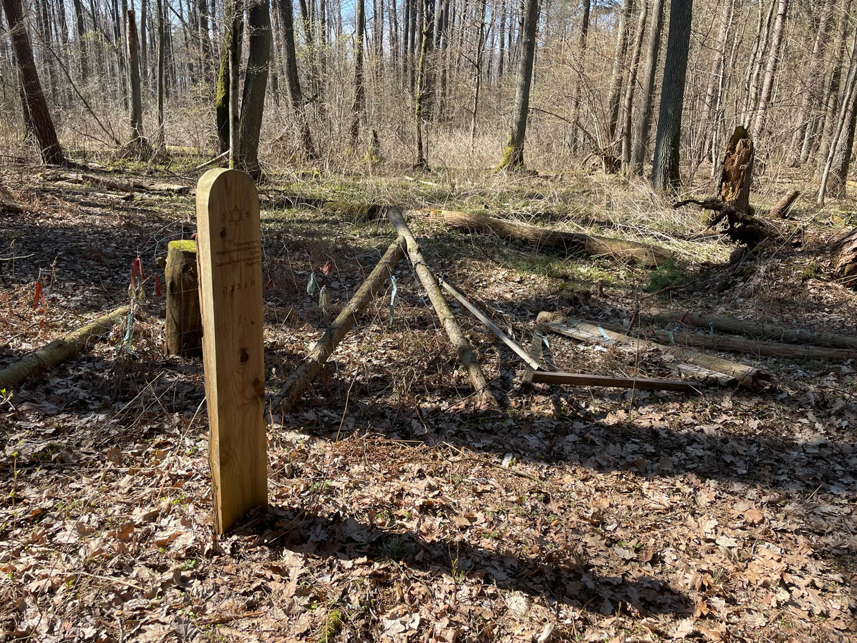 In de bossen bij Sobibor staat bij een later gevonden massagraf een houten bord met de tekst ‘Ter nagedachtenis aan de Joden die hier rusten, vermoord tijdens de Holocaust’.