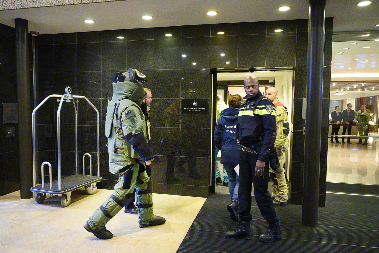 De Explosieven Opruimingsdienst Defensie doet vrijdag onderzoek bij Hotel Okura in Amsterdam, waar een bombrief is bezorgd.