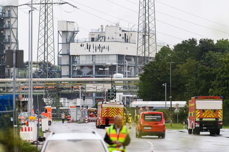 Ambulances rijden naar Chempark in Leverkusen. Beeld Getty Images