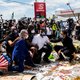 Volkskrant Ochtend: President Trump dreigt het leger in te zetten tegen massale demonstraties | Handhaving van de regels bij de terrassen: als het moet, sluit de boa de tent