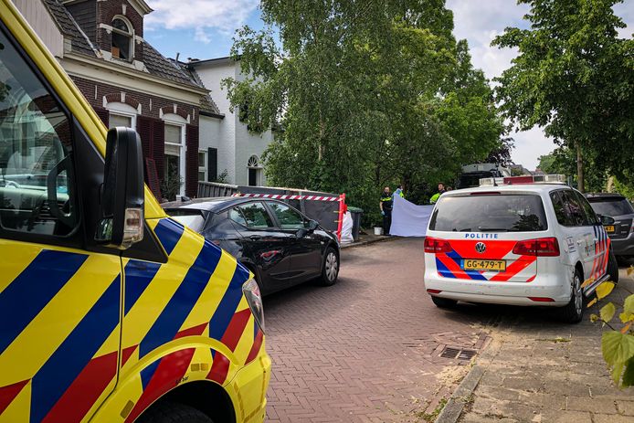 Hulpdiensten na het incident op de Zutphensestraatweg in Dieren.