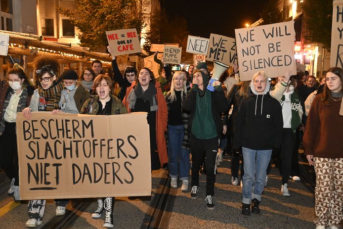 Honderden actievoerders trokken zondagavond van de Vrijdagmarkt richting het Gentse stadhuis.