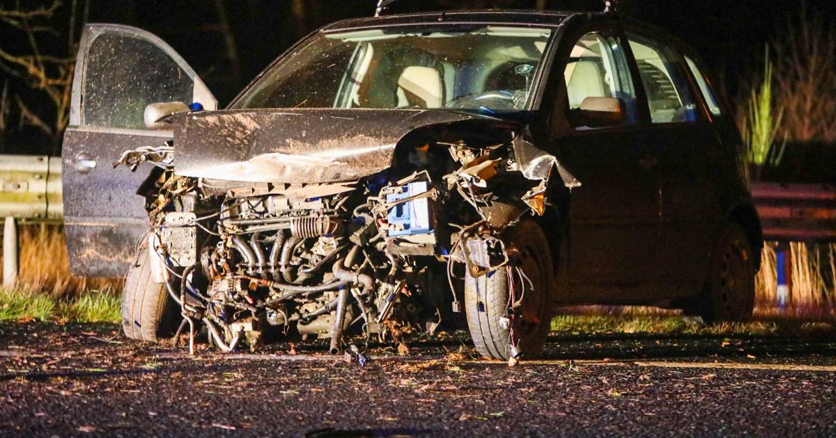 Man stapt zonder kleerscheuren uit verwoeste auto na botsing op A1 - AD.nl