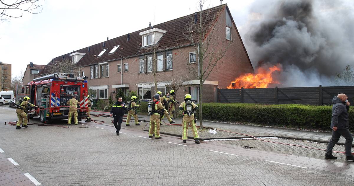 Brandweer rukt groots uit voor uitslaande schuurbrand in Den Hoorn.