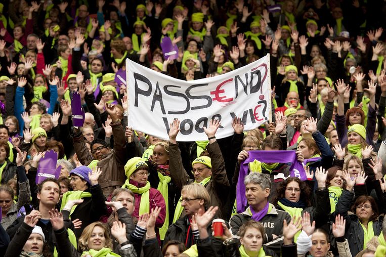 Leraren en leraressen uit het basisonderwijs zijn verzameld in de Amsterdamse Arena voor het protest van de onderwijsbonden tegen de voorgenomen bezuinigingen in het passend onderwijs, maart 2012. Beeld A
