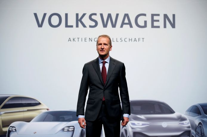 Herbert Diess, de CEO van Volkswagen, poseert gewillig bij de prototypes van enkele elektrische auto's die zijn concern de komende jaren wil uitbrengen