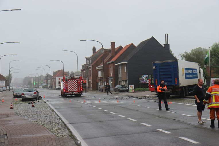 Twintiger Sterft Na Klap Tegen Truck Deinze In De Buurt Hln