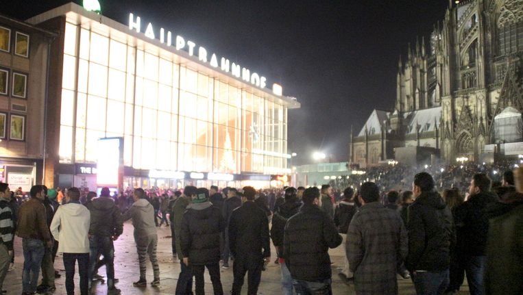 Het Stationsplein in Keulen tijdens de oudejaarsnacht. Beeld AFP