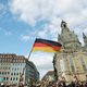 Vlaams Belangers speechen op verjaardag Pegida in Dresden, maar vooral tegenbetoging lokt massa volk