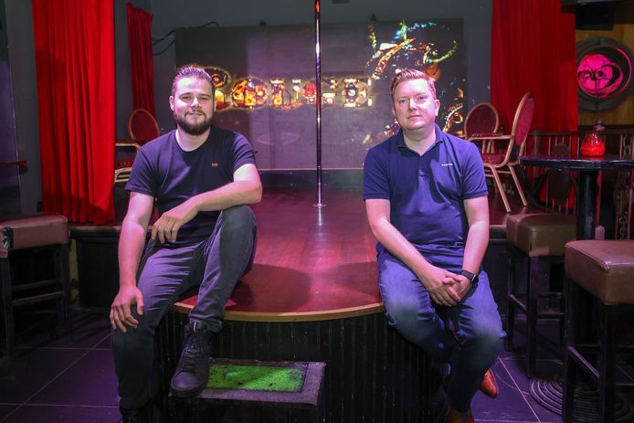 Rechts Jaap Visser van videobedrijf ESL Benelux in Club Rouge, links Corado Heldoorn eigenaar van Club Rouge.