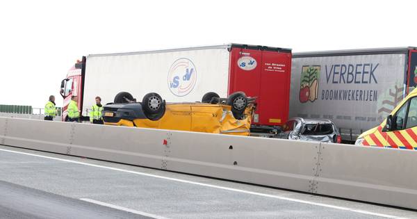 A6 kort geblokkeerd door botsing met vrachtwagen.
