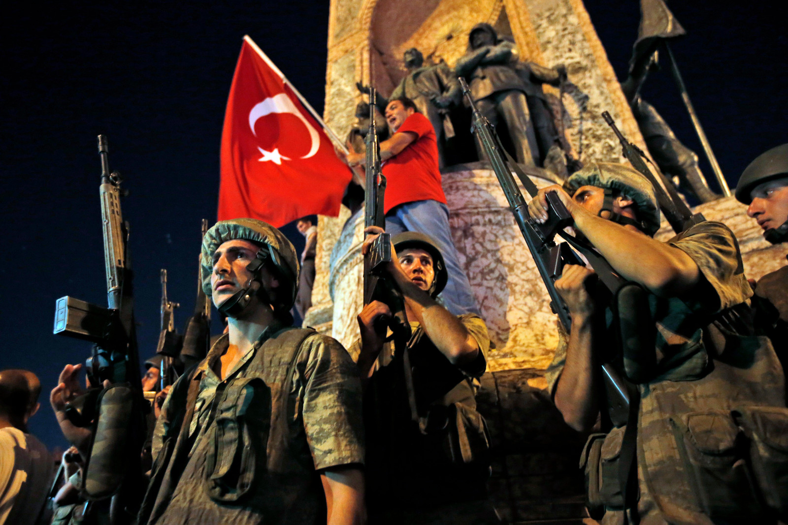16 juli 2016: Turkse militairen bewaken het Taksimplein in Istanbul tijdens een protest van Erdogan-aanhangers tegen de coup. Beeld AP