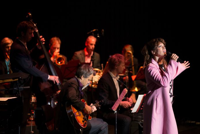 Artieste Ellen ten Damme staat samen met de Konrad Koselleck Big Band op het podium op het Utrechtse Bevrijdingsfestival.