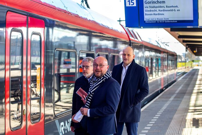Drie wethouders vinden verbetering van de MerwedeLingelijn absoluut noodzakelijk. Theo Boerman (Hardinxveld-Giessendam), Ton Spek (Sliedrecht) en Rik van der Linden (Dordrecht).