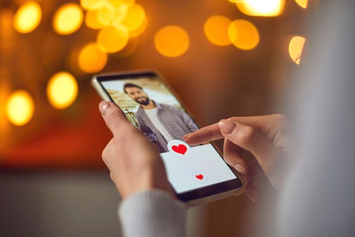 De vrouw leerde O. via Tinder kennen.