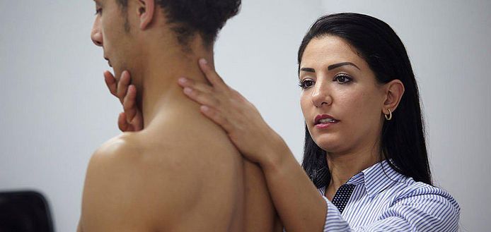 La chiropraxie s'articule autour de mouvements sur la colonne vertébrale. Salma Fikri, ici, à l'oeuvre avec un patient.
