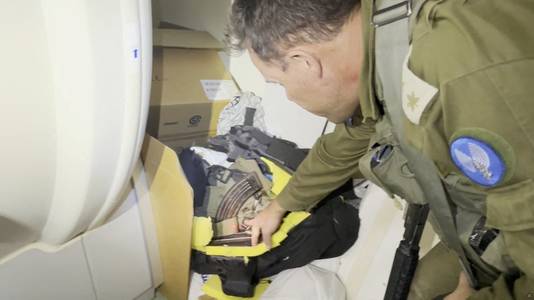 Beeld dat eerder werd vrijgegeven door het Israëlisch leger van wapens die zouden zijn aangetroffen in het ziekenhuis. 