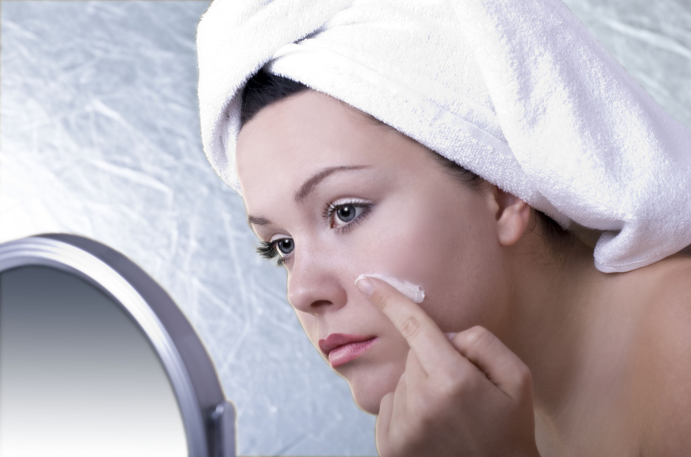 Как увлажнить кожу зимой. Крем для рук. Девушка мажется кремом. Увлажнение кожи лица. Как увлажнить кожу зимой.