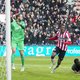 Sober PSV met handrem erop langs bleu FC Twente