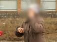 De vrouw vertelt in tranen haar verhaal