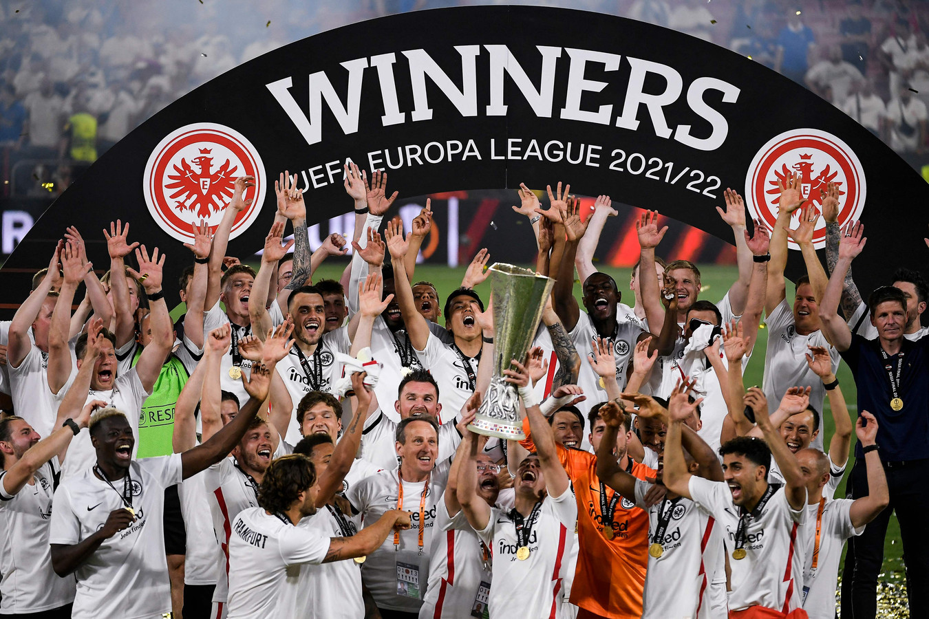 TOPSHOT - Eintracht Frankfurt's players celebrate with the trophy after winning the UEFA Europa League final football match between Eintracht Frankfurt and Glasgow Rangers at the Ramon Sanchez Pizjuan stadium in Seville on May 18, 2022. (Photo by JORGE GUERRERO / AFP)