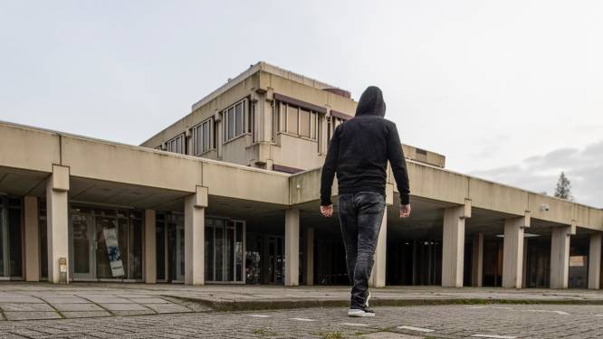 Barsten in de ramen, lege drugszakjes en bierflesjes: In dit Zoetermeers ‘hotel’ wonen tientallen Polen