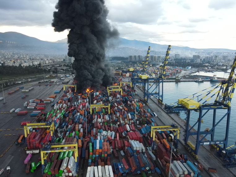 Hier stijgt zwarte rook op uit de haven in het Turkse Iskenderun, waar een grote brand woekert sinds de aardbeving. In de havenstad is ook een deel van een ziekenhuis ingestort.   Beeld Reuters