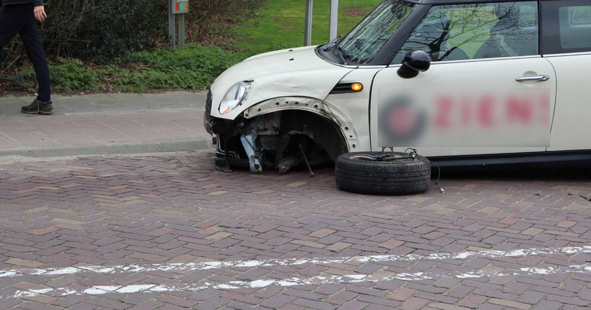 Auto verliest voorwiel bij botsing in Vlijmen Brabant bndestem.nl