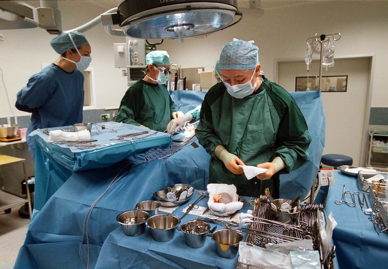 Op de OK van het Leids Universitair Medisch Centrum wordt een niertransplantatie uitgevoerd. Beeld Hollandse Hoogte / Marc de Haan