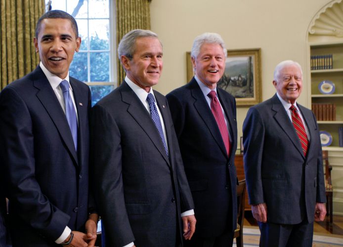 Amerikaanse oud-presidenten van links naar rechts: Barack Obama, George W. Bush, Bill Clinton en Jimmy Carter.