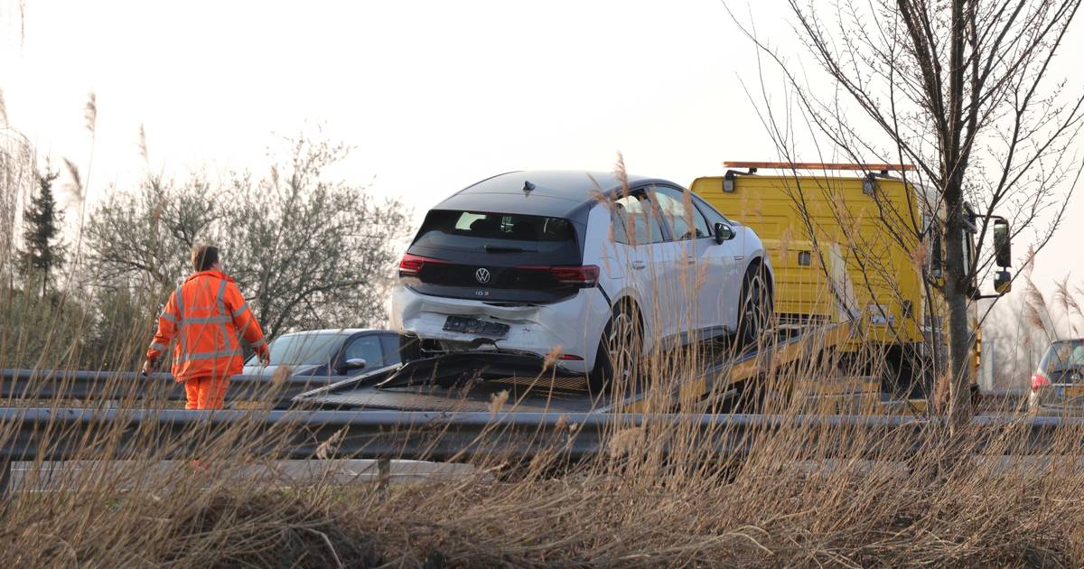 Twee gewonden bij botsing op Midden-Brabantweg.