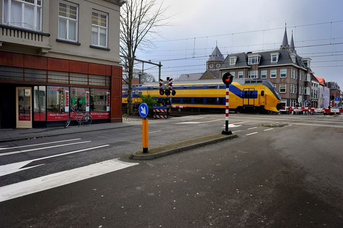 De gietijzeren waterleiding die in Roosendaal onder de schuiven door gaat moet worden vervangen.