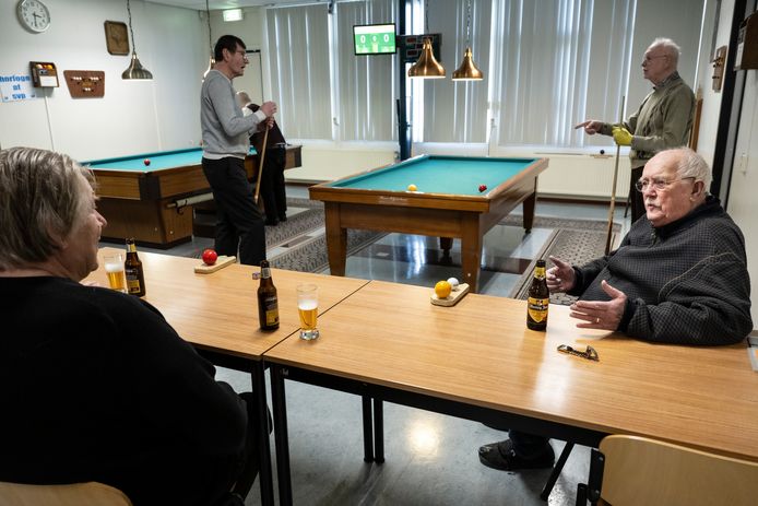 Jan Meeuwissen (rechts) en zijn biljartvrienden in De Turf.