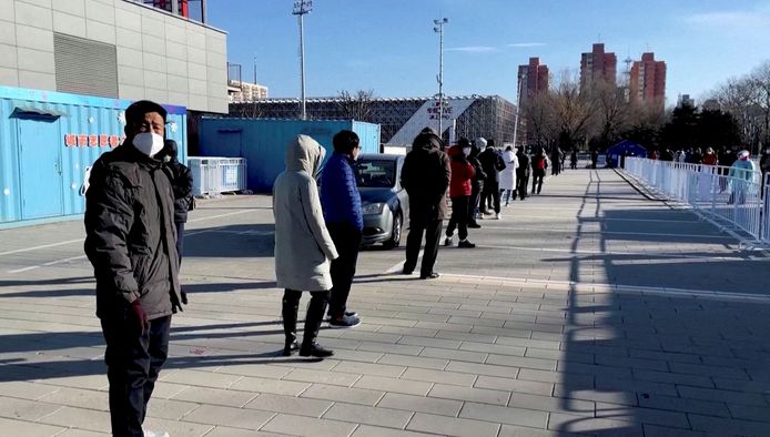 Mensen in de rij voor een boosterdosis in Peking.