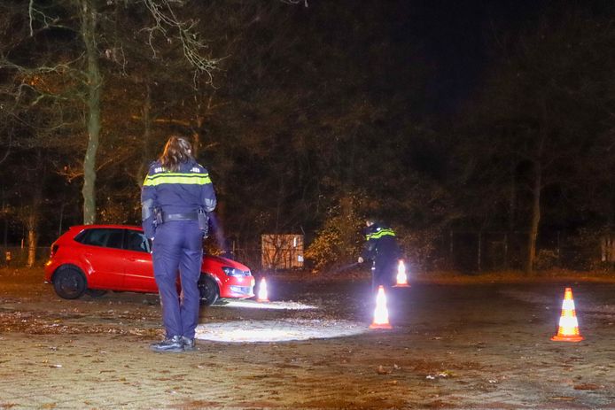 Aan de Sportlaan Driene zijn zondag- op maandagnacht meerdere kogelhulzen aangetroffen nabij een auto op een parkeerplaats.