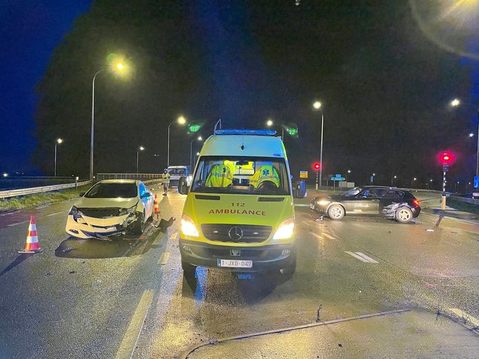 LICHTERVELDE: aan het op- en afrittencomplex van de E403 en de Koolskampstraat kwam het tot een botsing tussen twee voertuigen.