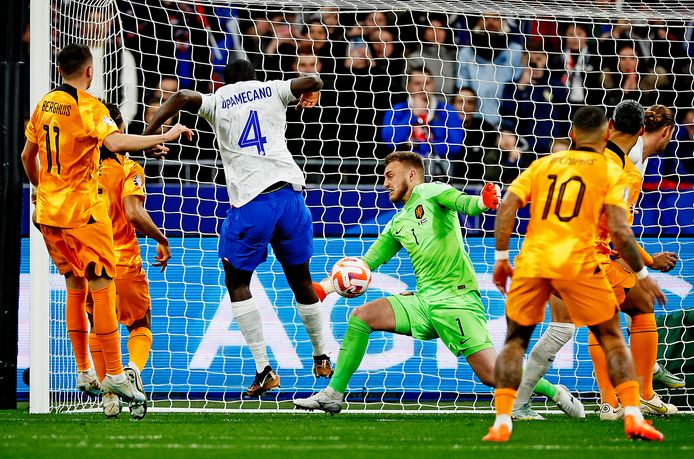 Upamecano lavora 2-0 alle spalle di Cillessen.