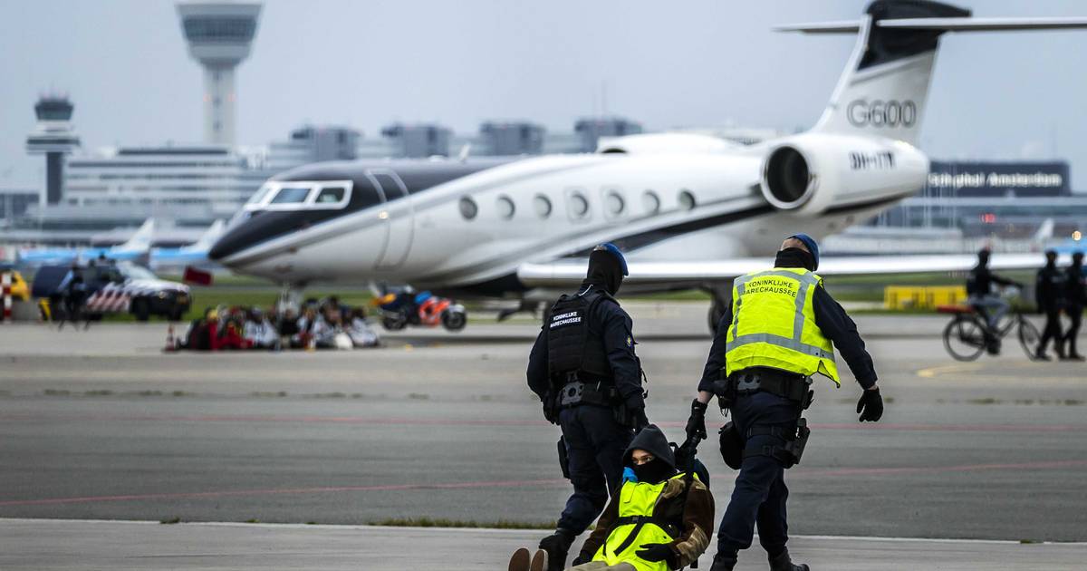 Meer dan 200 klimaatactivisten gearresteerd op Schiphol