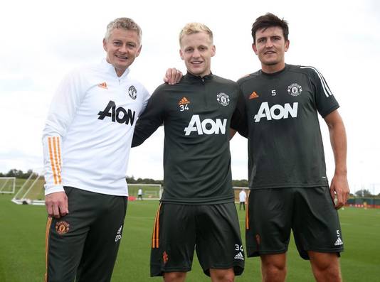 Trainer Ole Gunnar Solskjaer van Manchester United (l) met aanwinst Donny van de Beek (m) en aanvoerder Harry Maguire (r).