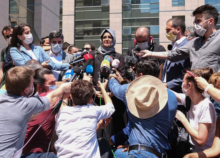 Hatice Cengiz,de weduwe van Khashoggi, spreekt met de media na de eerste zittingsdag.  Beeld EPA