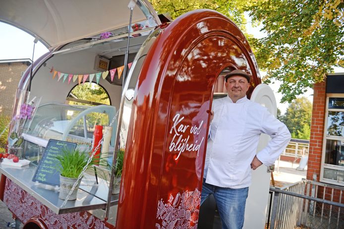 Gelukkig heeft Frank Boereboom zijn ijscokar De (Dekselse) Snor nog. Het kinderfeest in Tuindorp heeft hij moeten afzeggen.